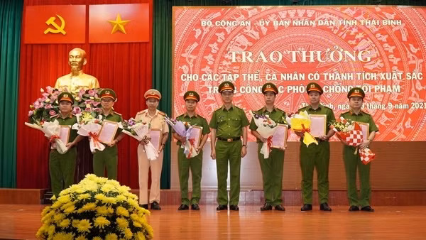 Công an Sơn La khen thưởng tập thể, cá nhân phá thành công chuyên án ma túy lớn ảnh 3