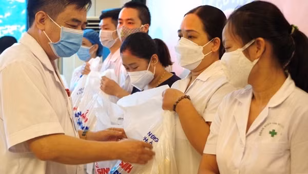 Trao quà cho học sinh vượt khó và Công an các xã biên giới ảnh 3