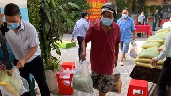 Báo cáo việc trao từ thiện của ca sĩ Thủy Tiên ở Hà Tĩnh ảnh 5