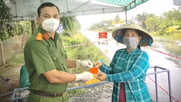 Công an xã trả lại tài sản người dân đánh rơi