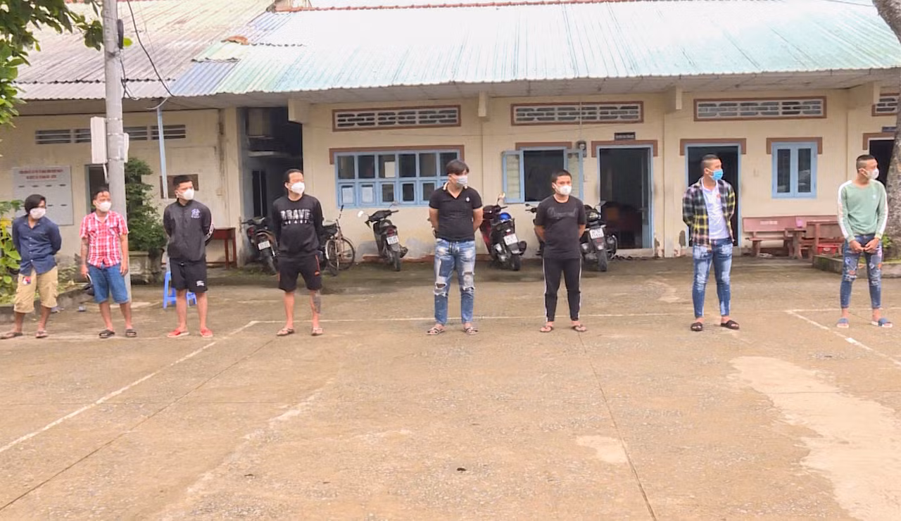 Nhóm thanh niên nổ súng gây náo loạn trên phố ở Vĩnh Long -0