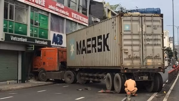 Tài xế ngủ gục lao xe đầu kéo vào chi nhánh ngân hàng