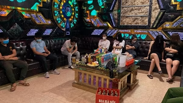 Chủ tịch UBND quận Cầu Giấy đề nghị dừng hoạt động karaoke ảnh 3