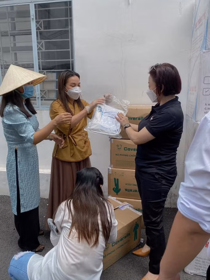 Ca sỹ Phi Nhung phải trải qua 2 cuộc phẫu thuật phổi trước khi qua đời do COVID-19 -0