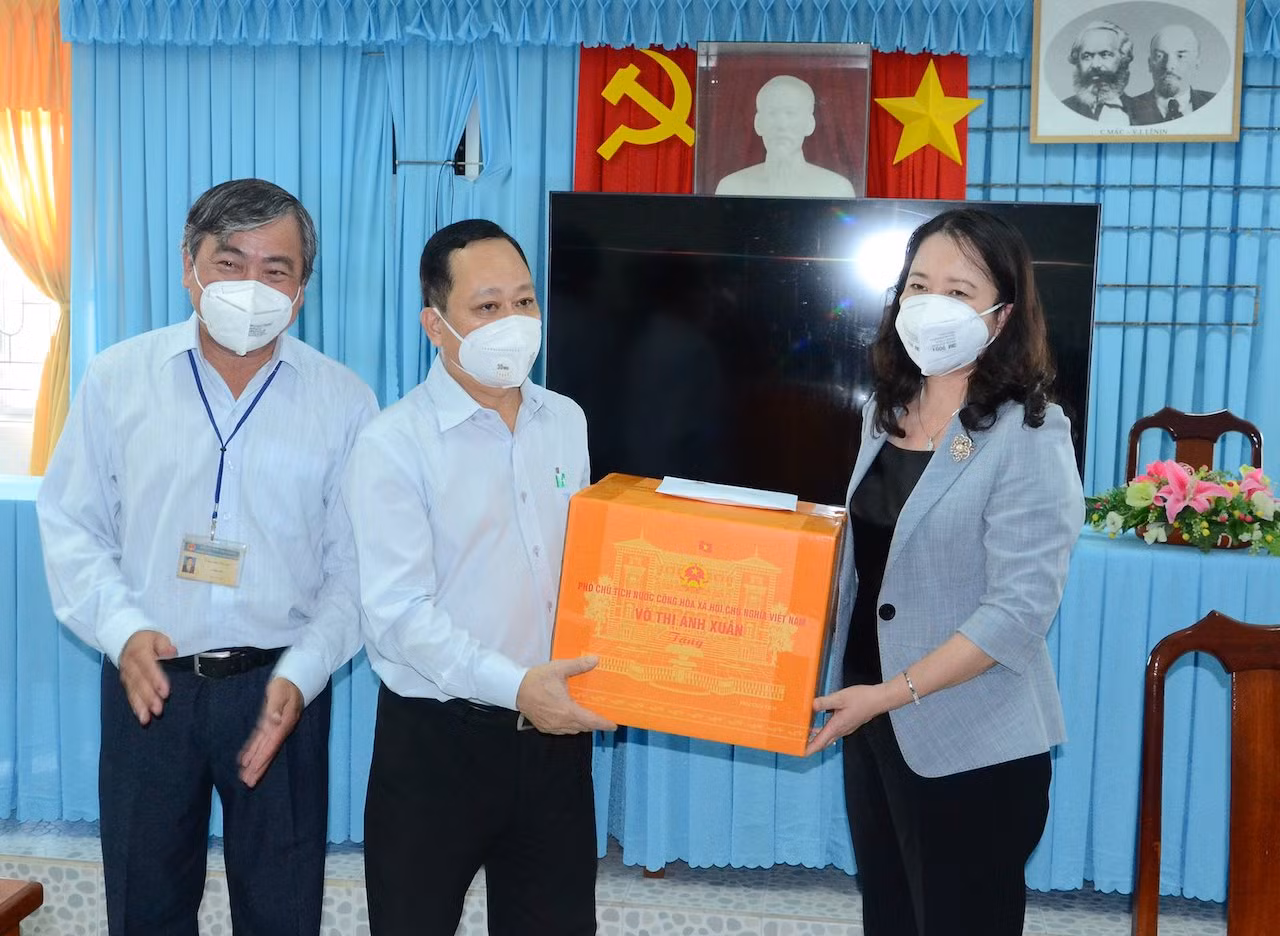 Phó Chủ tịch nước Võ Thị Ánh Xuân tặng 5.000 bộ kit test nhanh cho Tiền Giang -0