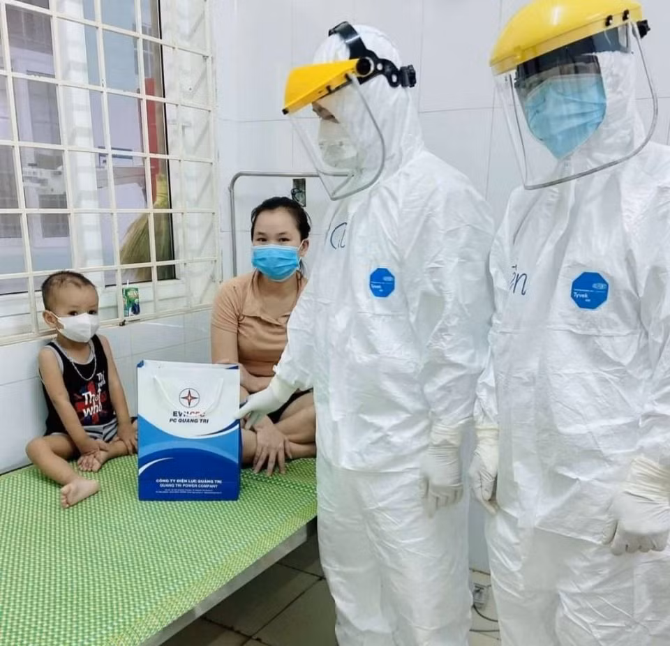 Trung thu ấm áp cho trẻ tại bệnh viện điều trị COVID-19 tỉnh Quảng Trị -1