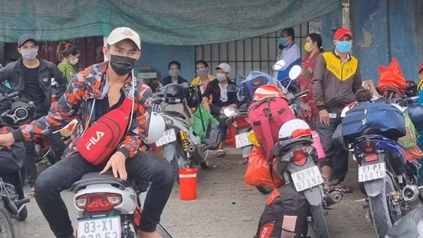 Bình Dương vận động hàng trăm người dân về quê tự phát trở lại nơi tạm trú ảnh 3