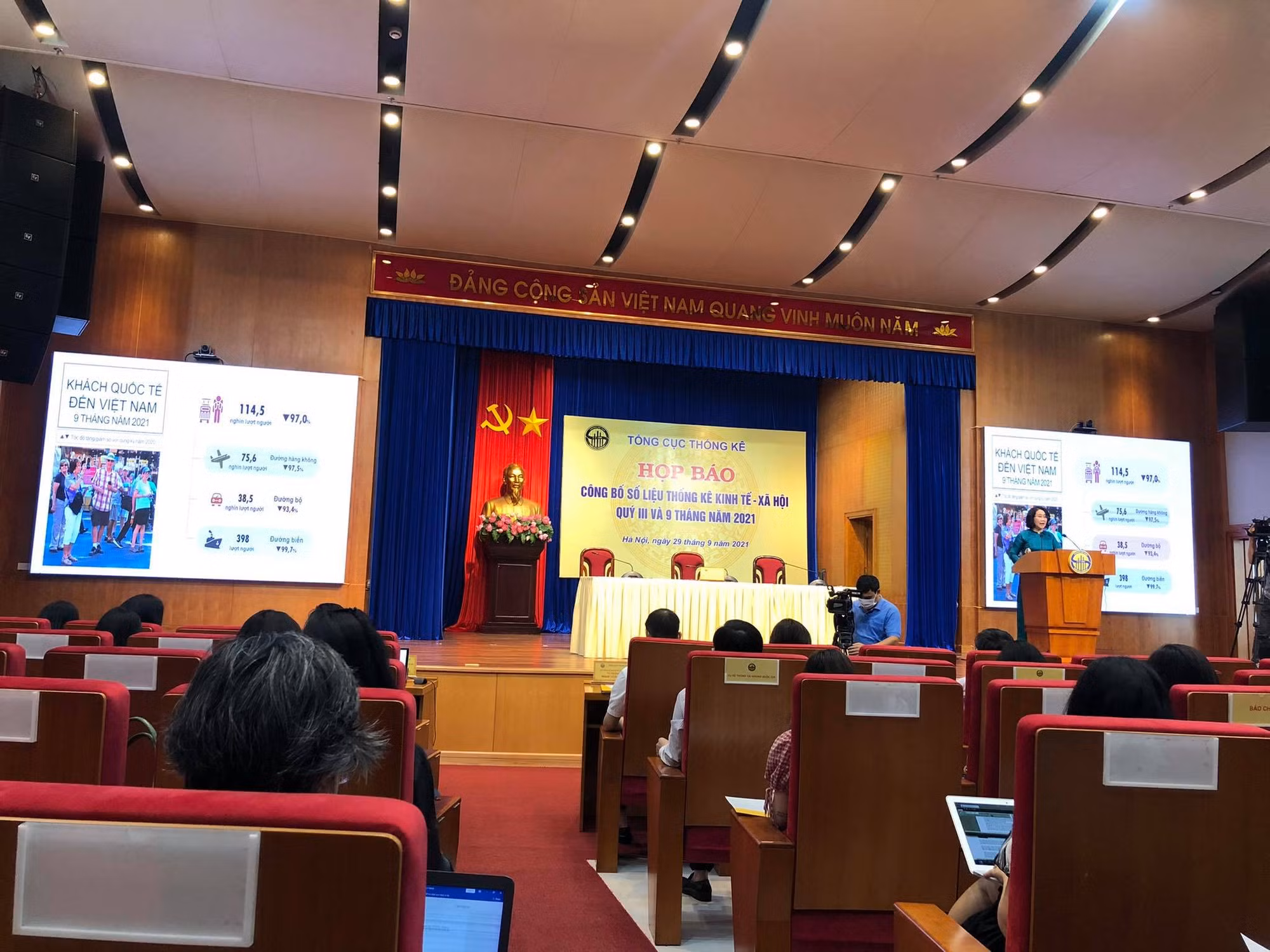 Dịch COVID-19 bùng phát kéo GDP quý III/2021 giảm 6,17% -0