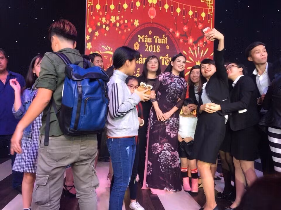 Ca sĩ Phi Nhung: một đời nặng nợ mồ côi -0