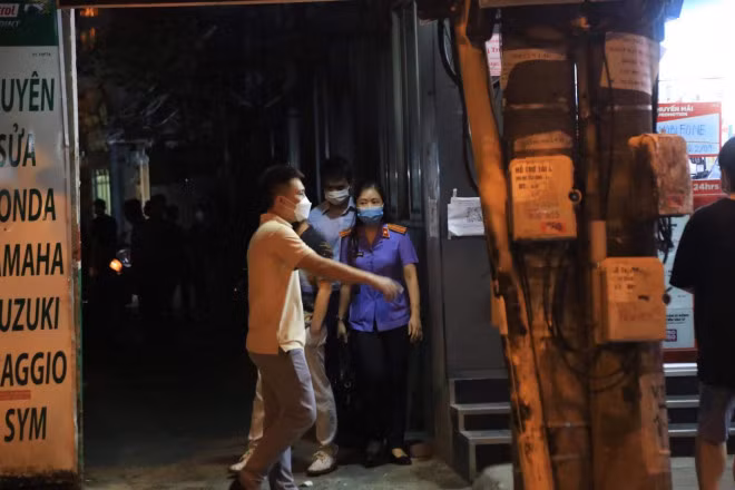 Khám xét nơi ở của ông Phùng Anh Lê, nguyên Trưởng Công an quận Tây Hồ, Hà Nội -1