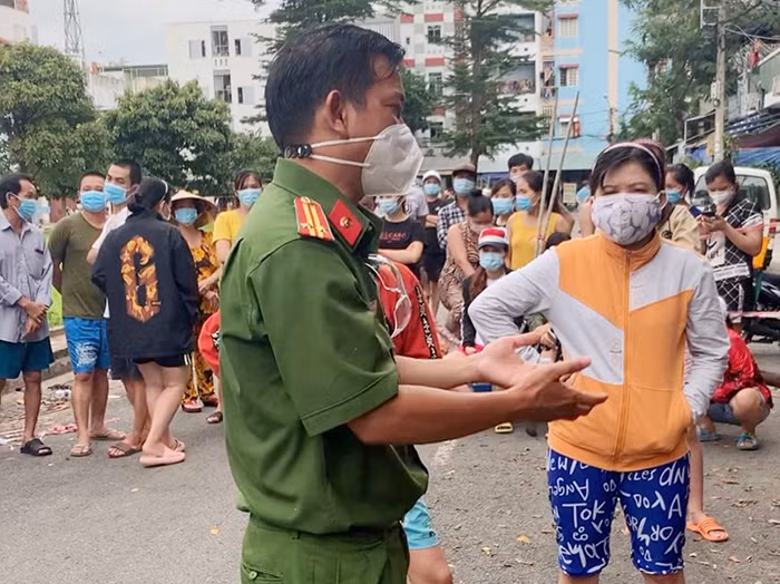 Công an phường chống dịch giữa 