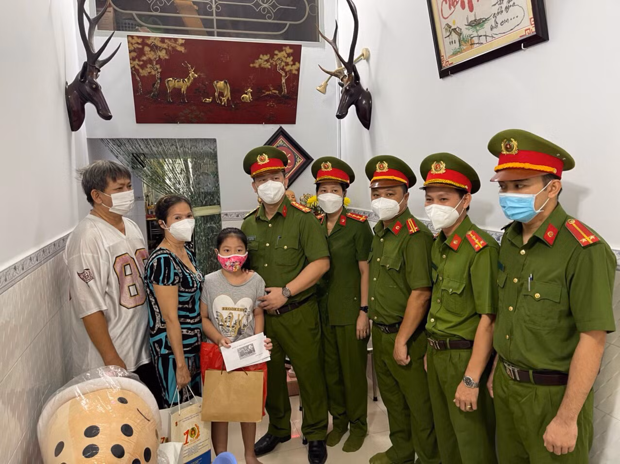 Những “chú cuội” trong sắc áo lính mang Trung thu đến trẻ em nghèo -0