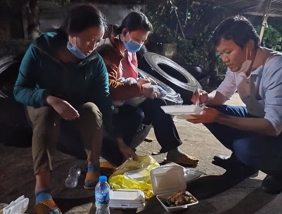 Phóng viên Chuyên đề của Báo CAND chạy xe gần 500 KM đưa bé 10 ngày tuổi về quê. -0