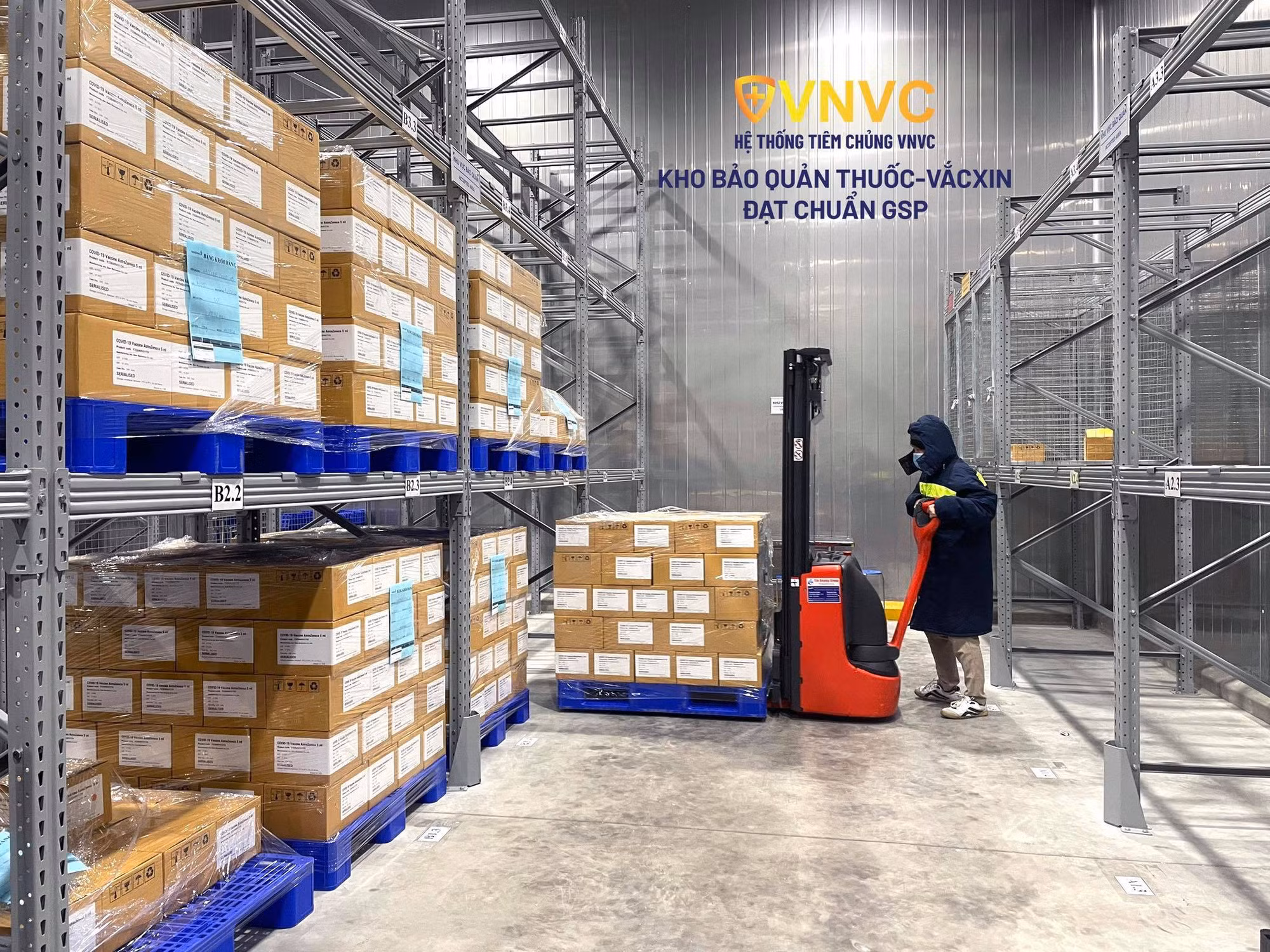  Bàn giao hơn 1,3 triệu liều vaccine AstraZeneca cho Bộ Y tế -0