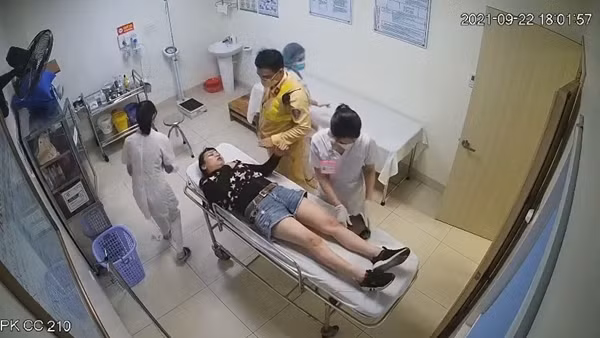 CSGT hỗ trợ gia đình bé trai tử vong do ngã xe ảnh 2