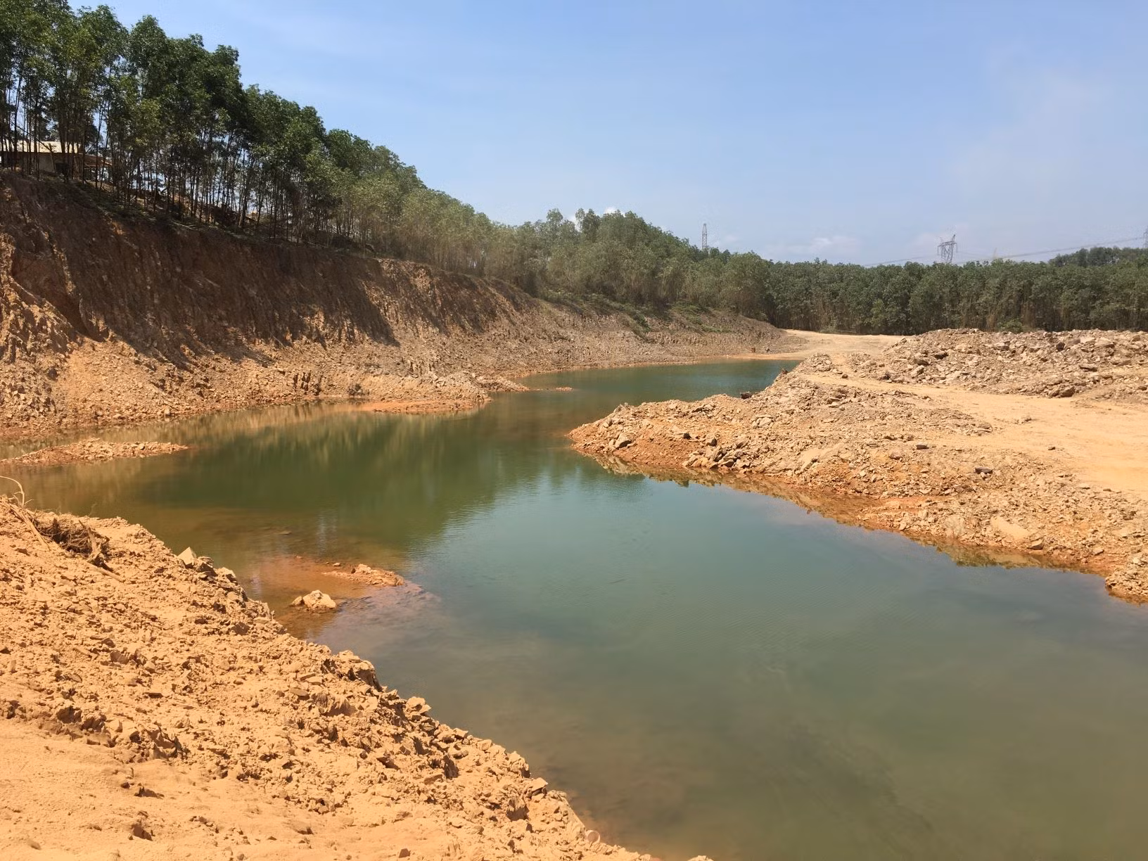 Sai phạm trong khai thác mỏ đất, 2 doanh nghiệp bị phạt tiền tỷ -0