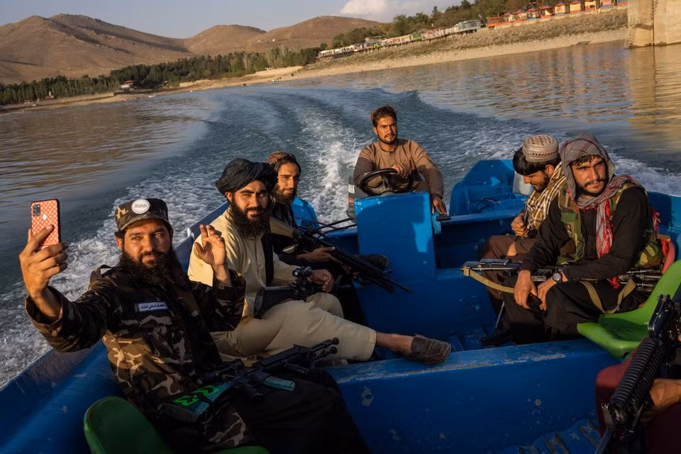 Binh sĩ Taliban bị chấn chỉnh vì ham chơi, mải selfie -0