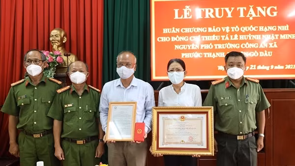 Thứ trưởng Nguyễn Văn Sơn thăm gia đình Thiếu tá Lê Huỳnh Nhật Minh ảnh 2