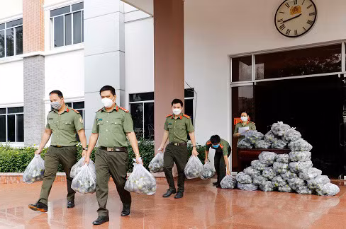 Công an hỗ trợ nông dân tiêu thụ cam sành -1
