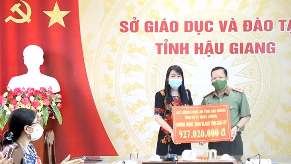 100 máy tính bảng được trao tặng trong Chương trình “Sóng và máy tính cho em” ảnh 5