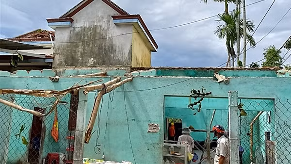 Công an xã vùng cao tích cực giúp dân làm cầu treo ảnh 3