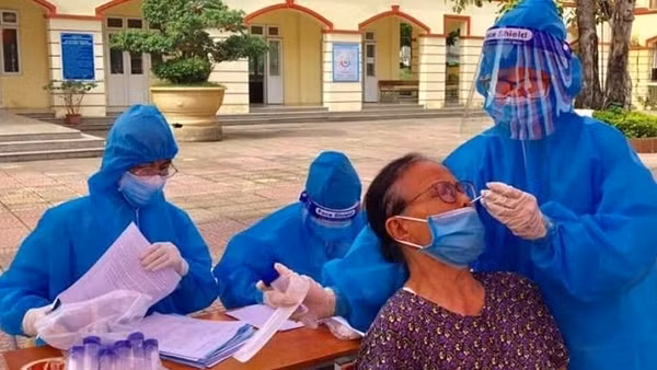 Hà Nội yêu cầu công khai giá dịch vụ xét nghiệm COVID-19 ảnh 2