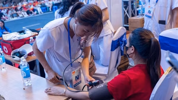 Đội ngũ y tế kịp thời hỗ trợ người dân gặp vấn đề sức khỏe khi tham dự Đại lễ
