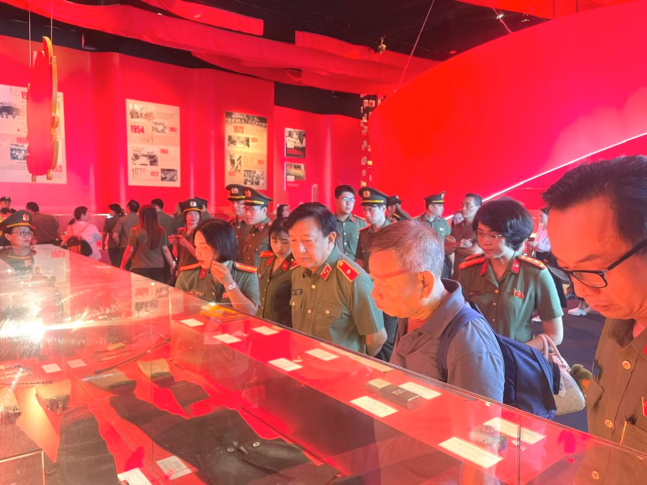 Đoàn đại biểu Cục Truyền thông CAND tham quan không gian triển lãm 80 năm thành tựu đất nước -0
