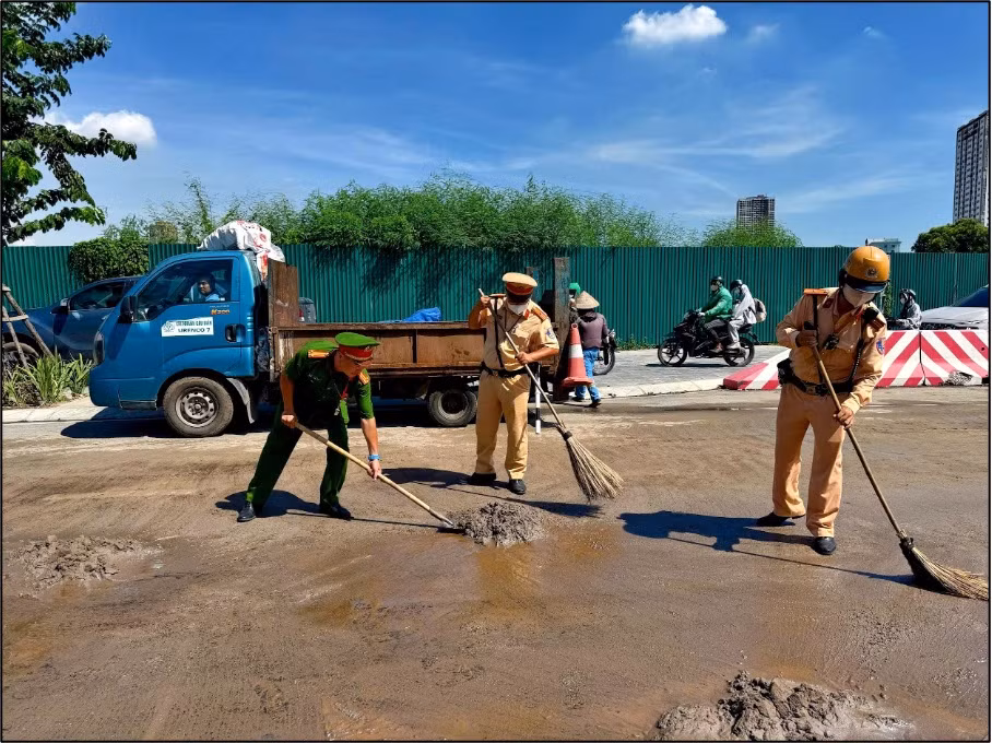 Xử phạt tài xế xe tải để dầu diesel tràn xuống đường gây mất an toàn giao thông -0