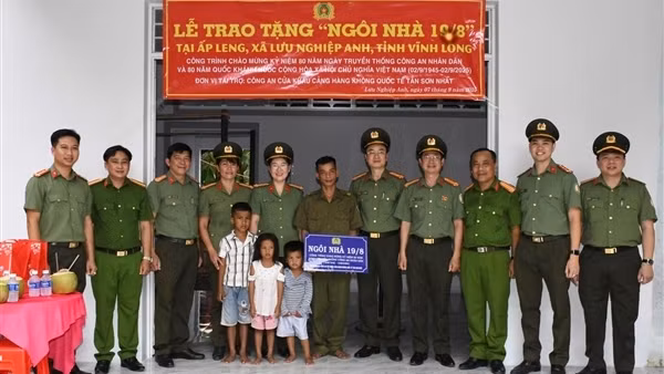 Công an Cửa khẩu Cảng HKQT Tân Sơn Nhất trao tặng nhà 19/8 tại Vĩnh Long
