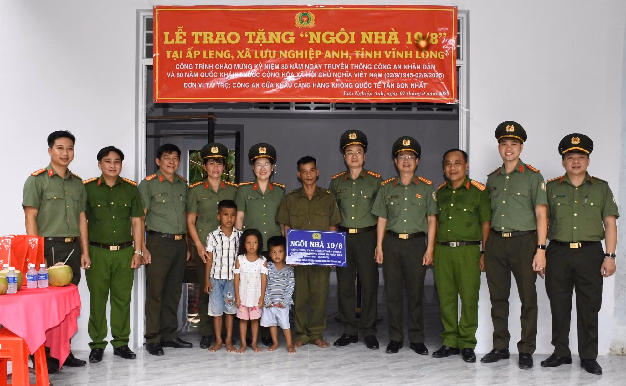 Công an Cửa khẩu Cảng HKQT Tân Sơn Nhất trao tặng nhà 19/8 tại Vĩnh Long -0