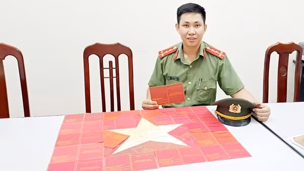 Đại uý Công an tạo lá cờ Tổ quốc và số 80 từ 34 giấy chứng nhận hiến máu tình nguyện