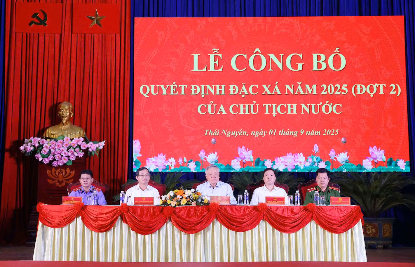 Phó Thủ tướng Thường trực Nguyễn Hòa Bình: “Hãy để quá khứ tội lỗi khép lại và sống trong niềm tin yêu và yên tâm của gia đình: -0