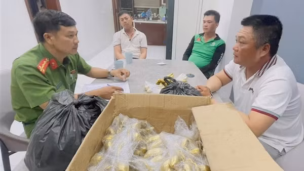Lừa đổi cổ vật giả lấy chiếc nhẫn trị giá 5.000 USD
