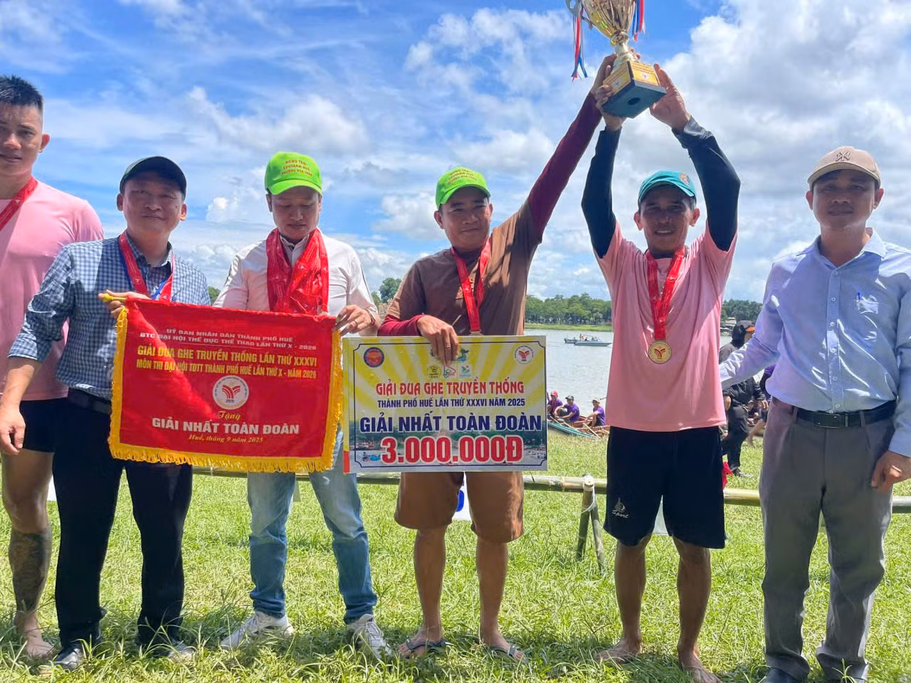 Tưng bừng giải đua ghe mừng Tết độc lập trên sông Hương -0