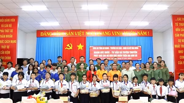 Khám chữa bệnh, phát thuốc miễn phí và tặng quà cho hơn 350 người dân, học sinh nghèo