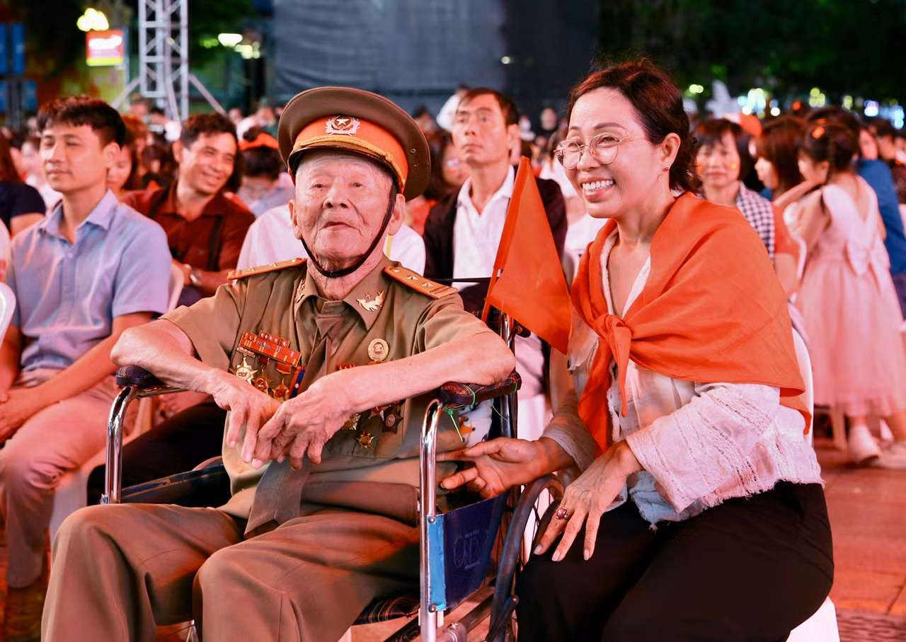 Chương trình nghệ thuật “Ánh sao độc lập” thắp sáng niềm tự hào tại TP Hồ Chí Minh -0
