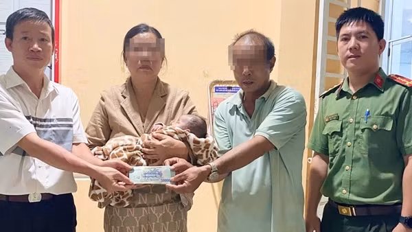 Người mẹ tâm thần bế con 2 tháng tuổi đi lang thang được Công an xã giúp đoàn tụ