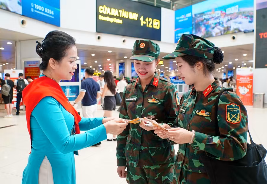 Chuyến bay đặc biệt đưa hơn 360 chiến sĩ hoàn thành nhiệm vụ A80 về TP Hồ Chí Minh -0