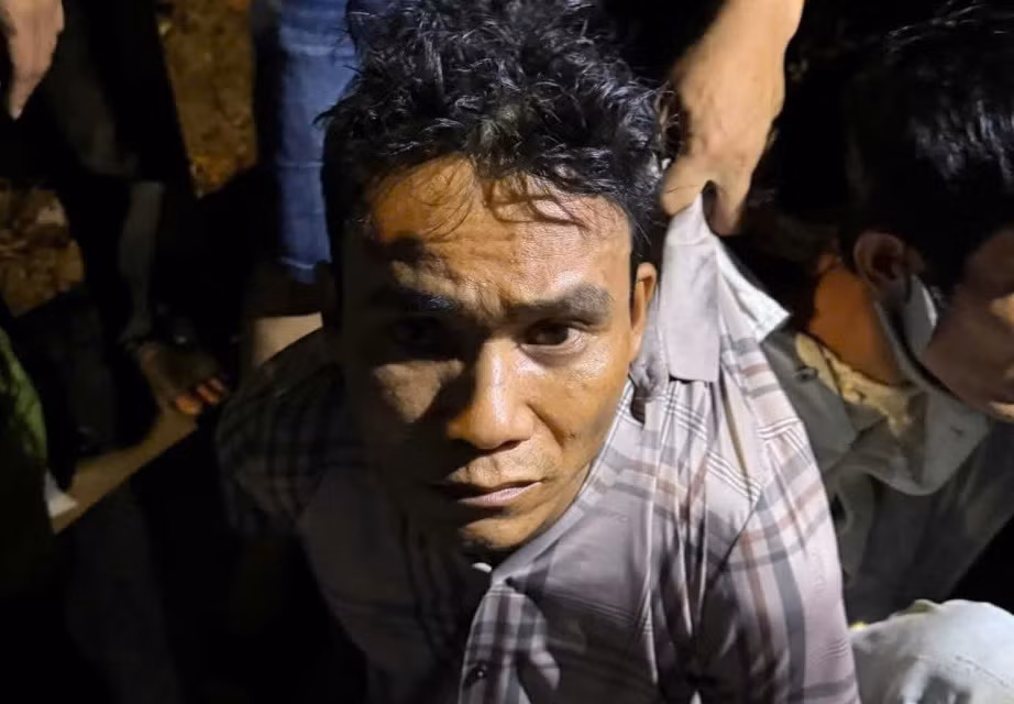  Truy bắt hai kẻ 