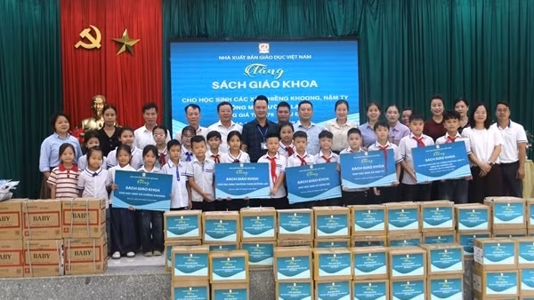 Nhà xuất bản Giáo dục Việt Nam tặng sách cho học sinh vùng khó, “đồng hành cùng em đến trường”