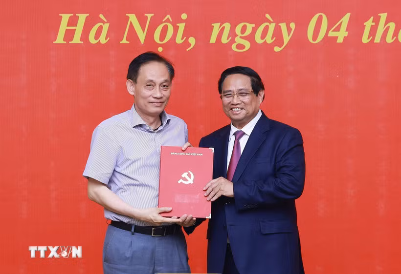 Thủ tướng trao Quyết định điều động, bổ nhiệm 8 lãnh đạo các bộ, cơ quan -0