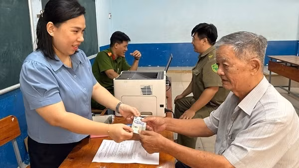 Người dân TP Hồ Chí Minh vui mừng nhận quà Tết Độc lập