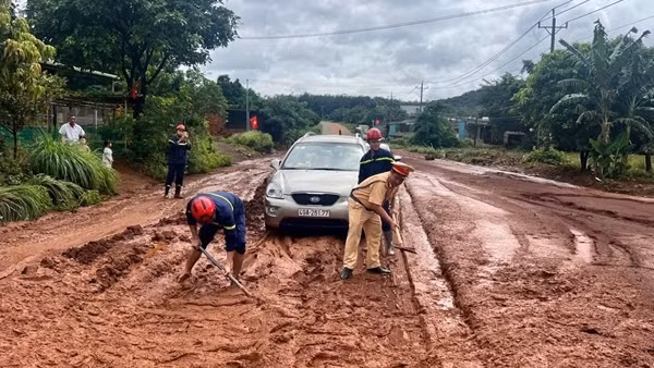 Công an khắc phục sạt lở đất, bảo đảm an toàn giao thông dịp Lễ Quốc khánh