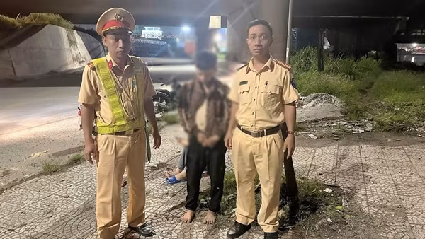 Công an kịp thời cứu nam thanh niên nhảy sông Đồng Nai tự tử