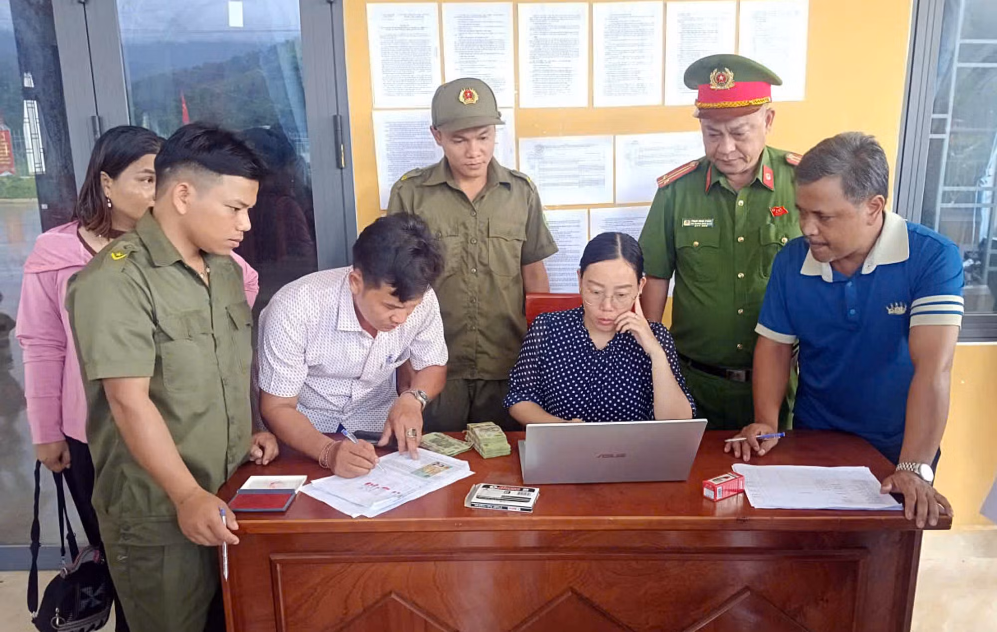 Công an xã biên giới phối hợp phát quà tặng đồng bào dịp Lễ Quốc khánh -0