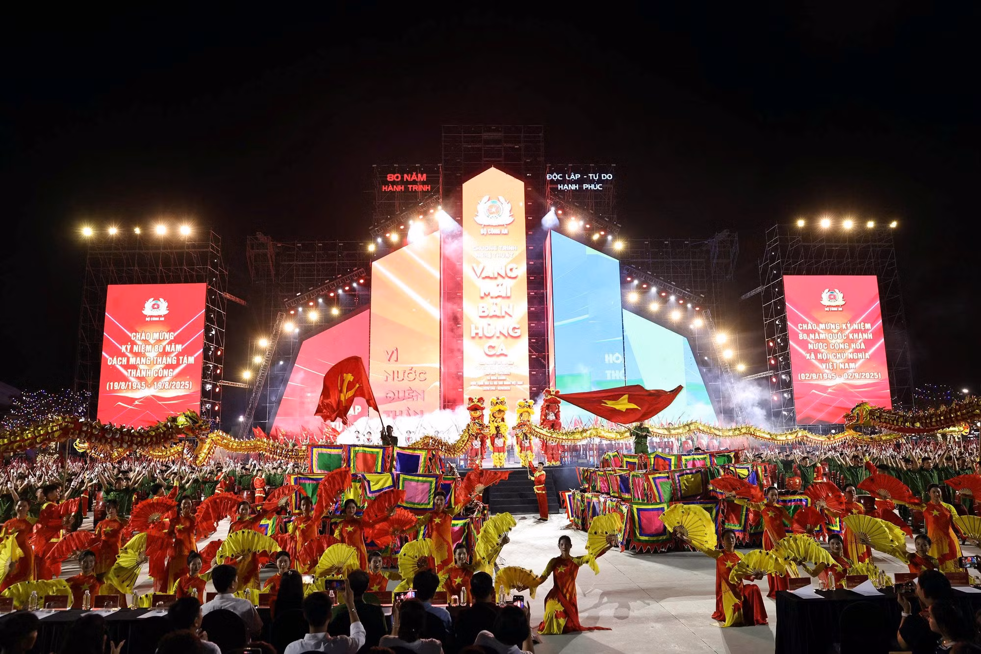 Hàng nghìn chiến sĩ, nghệ sĩ biểu diễn tại Triển lãm thành tựu đất nước, mừng đại lễ tổ chức thành công -0