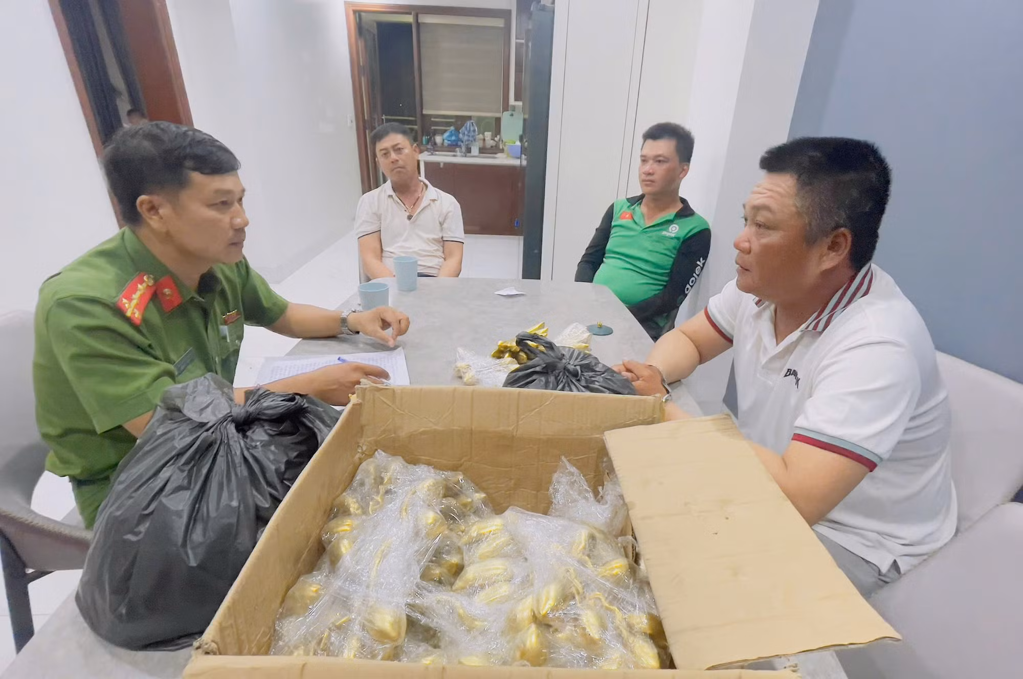  “Sập bẫy” nhóm bán cổ vật giả, cụ bà bị lừa mất chiếc nhẫn trị giá 5.000 USD -0
