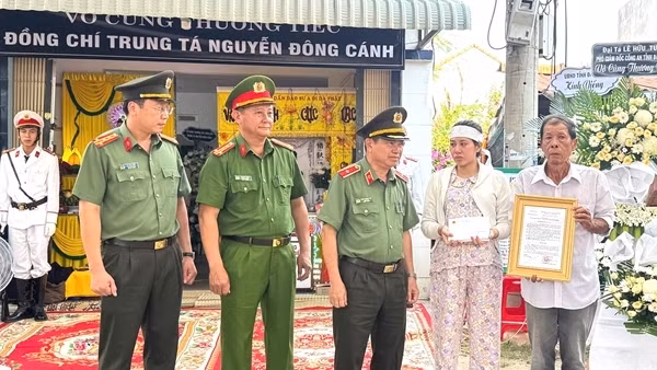 Đồng đội và người dân tiếc thương Trung tá Nguyễn Đông Cánh