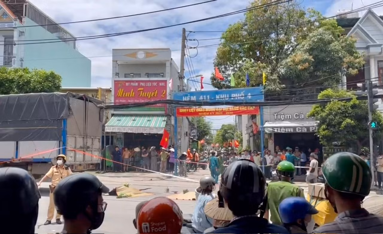 Đi tìm nhà trọ, 2 mẹ con tử vong thương tâm dưới bánh xe tải -0
